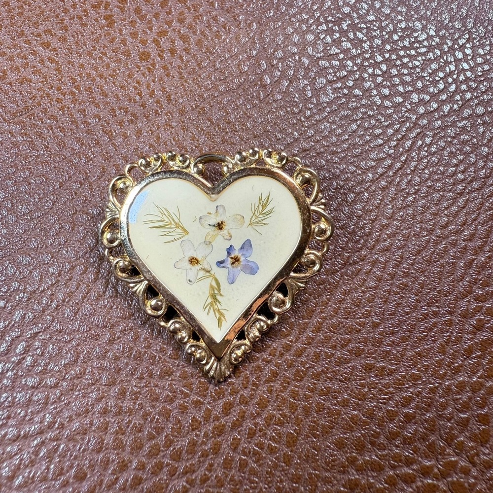 Vintage Pressed Flower Heart Pin Brooch Gold Tone‎ Frame Floral Resin Romantic